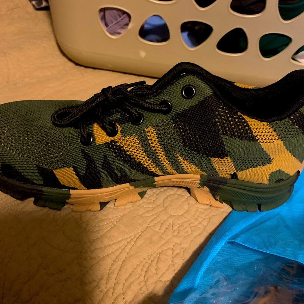 Steel toed wrk shoes camouflage green &tan sz 11  MOTE  STEELE TOED SHOES